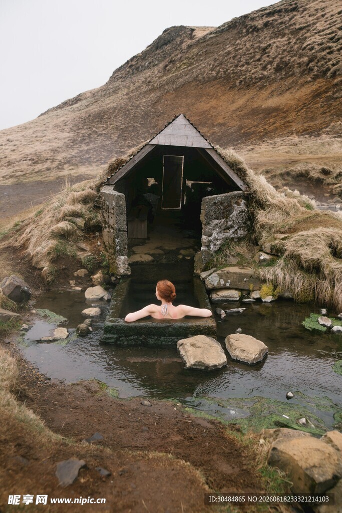 山间溪边的简易小屋