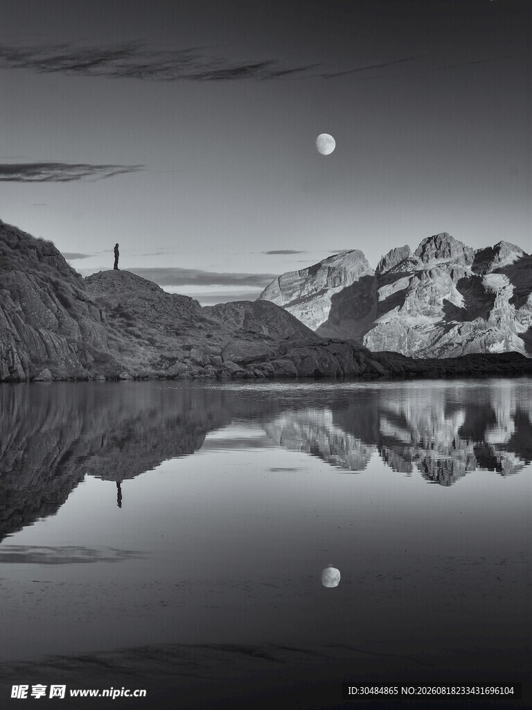 月夜山水倒影静谧美景