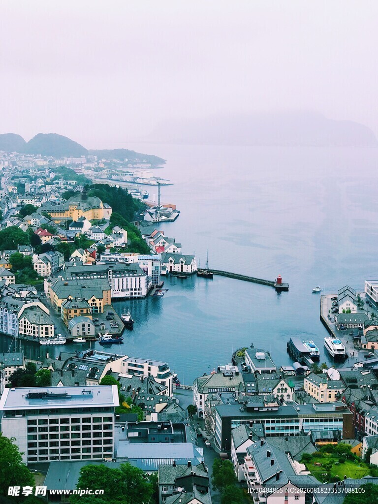美丽海滨小镇俯瞰景观