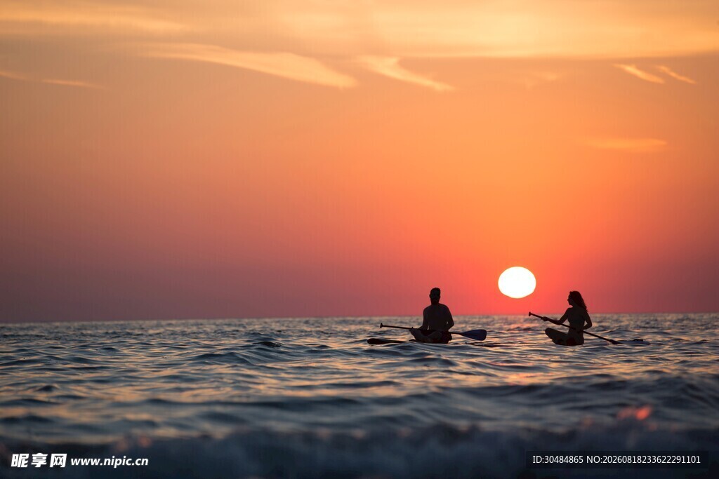 夕阳下海上双人皮划艇