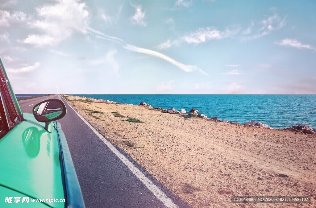 公路上的绿色汽车与海景