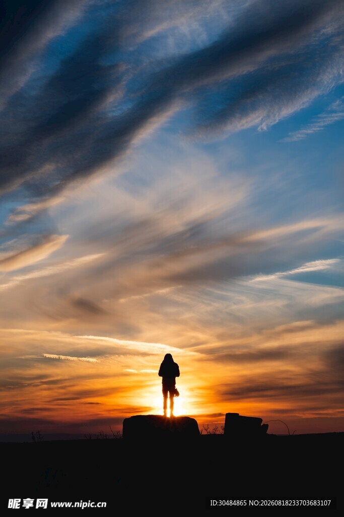 夕阳下的孤独身影