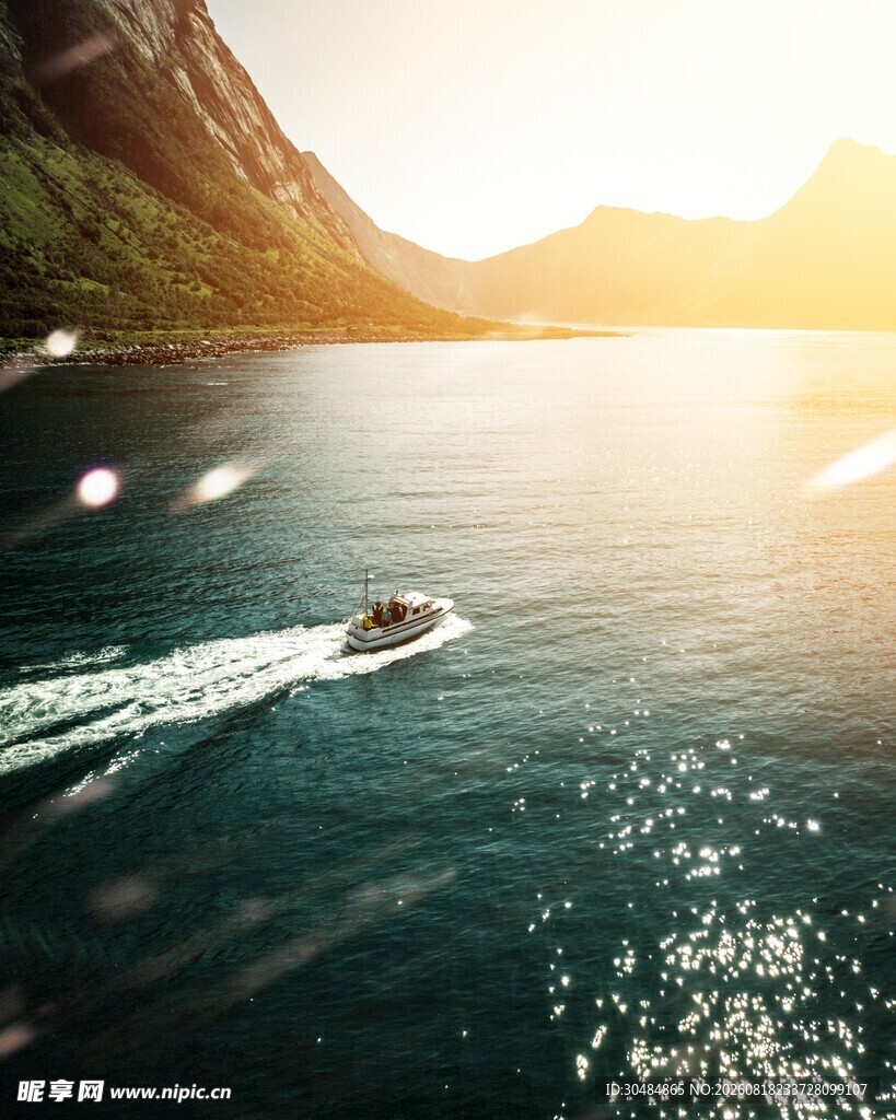 湖面上快艇疾驰的美景