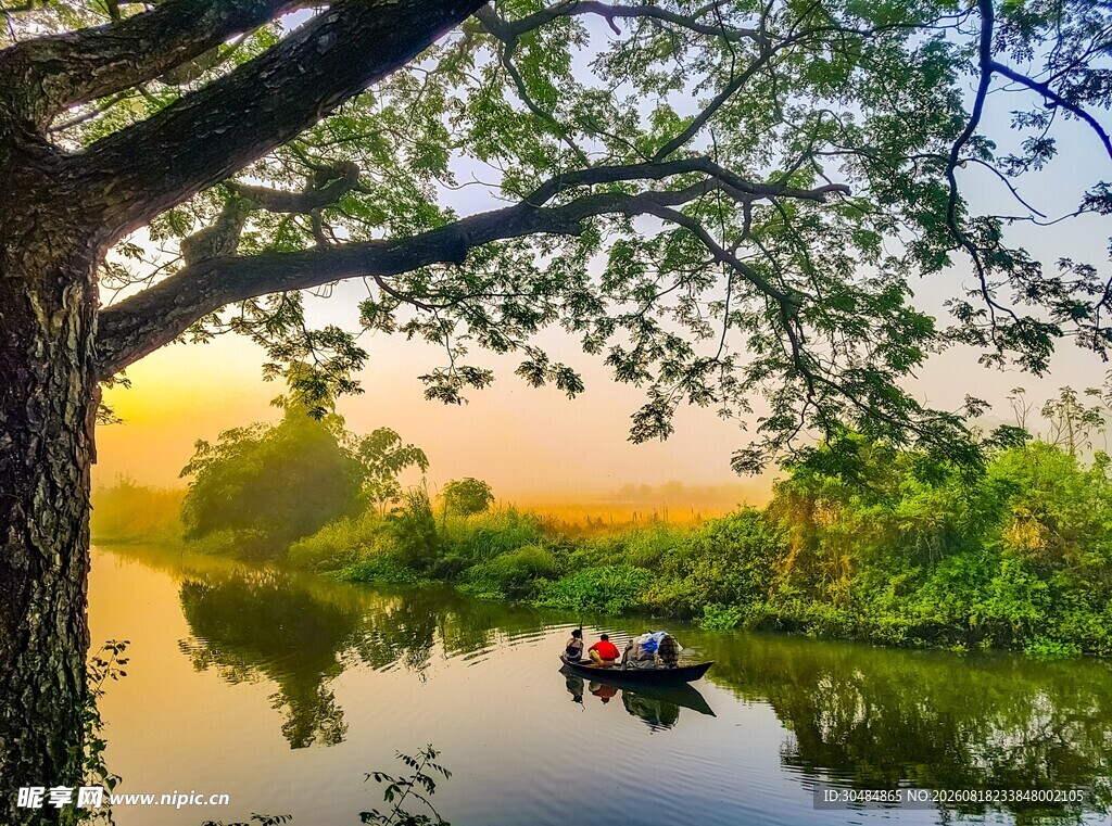 湖畔黄昏美景