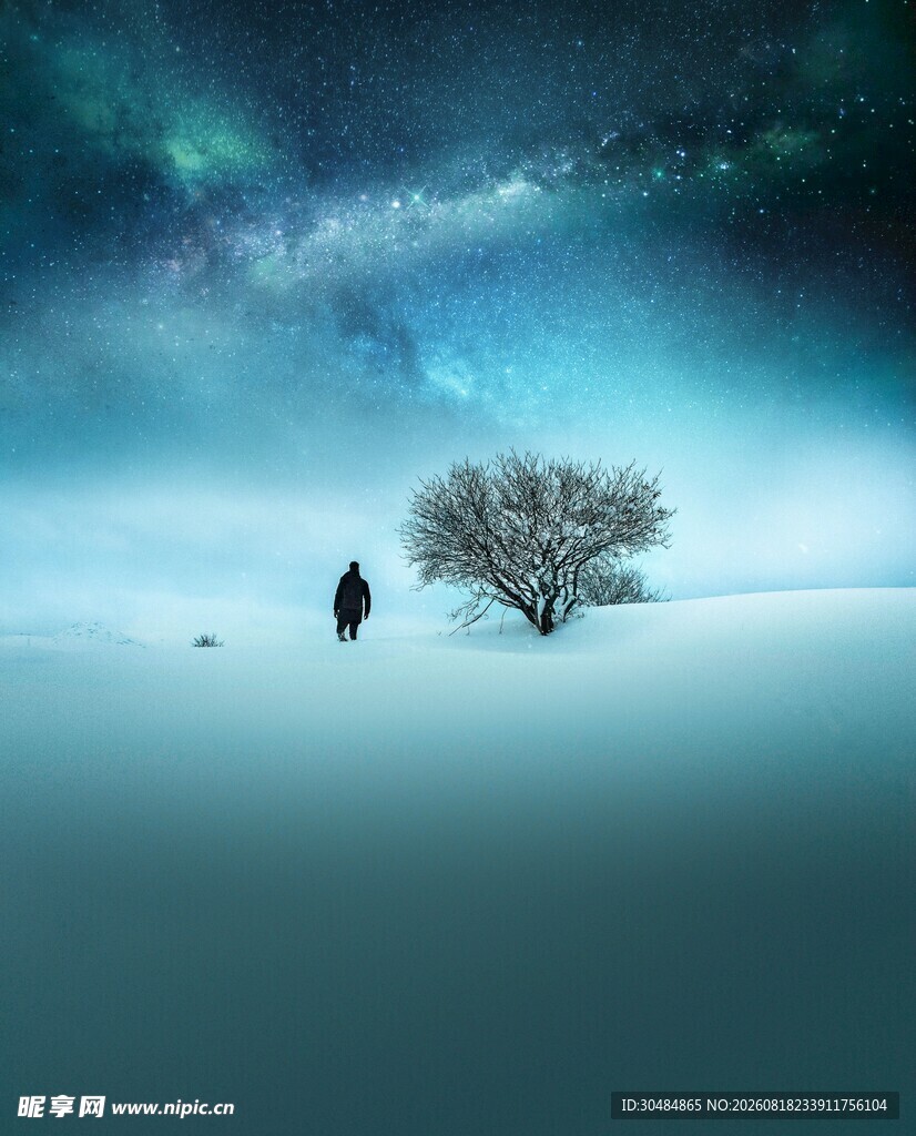 雪地孤树旁的孤独身影