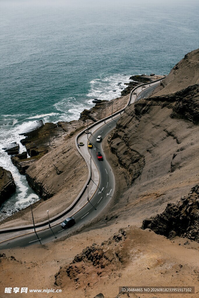 蜿蜒公路伴海的壮丽景观