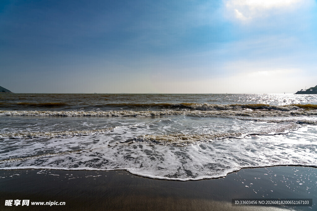 海边美景海浪轻拍沙滩