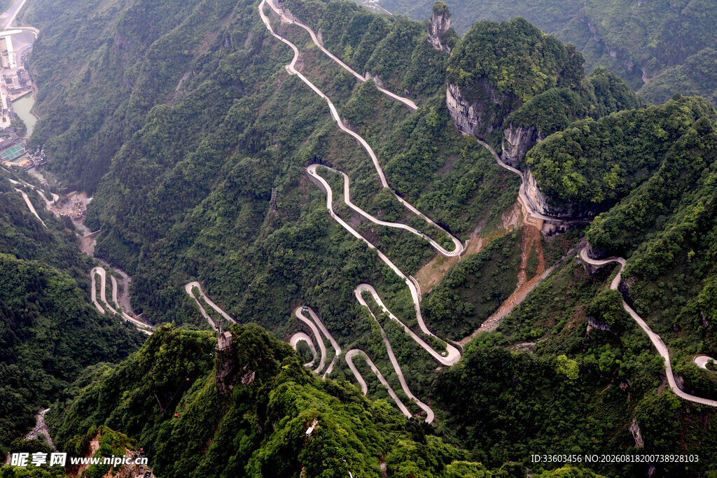 蜿蜒山间公路航拍美景