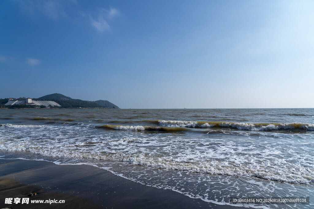 海边美景海浪轻拍沙滩