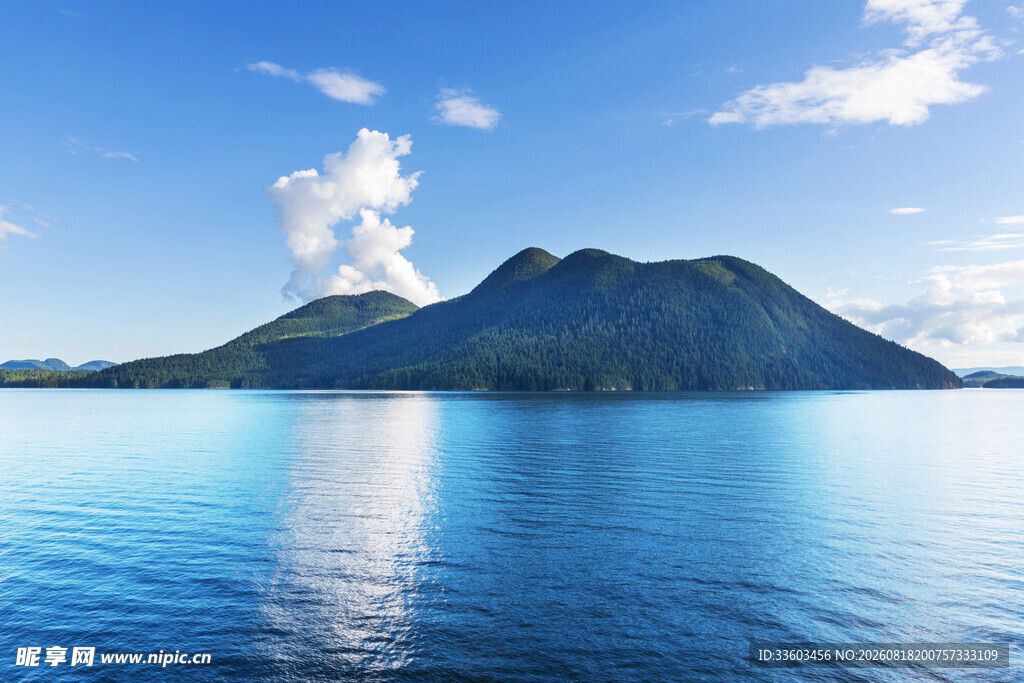 美丽海岛与澄澈海水景观