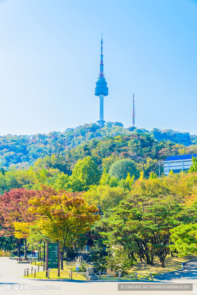首尔塔下多彩秋景