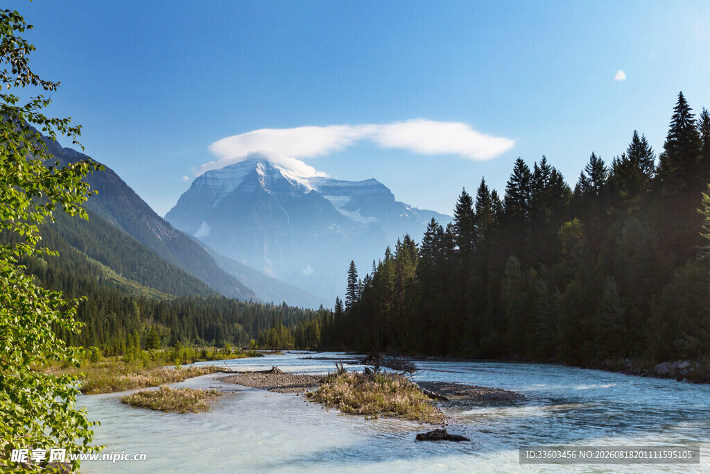 山间河畔美景