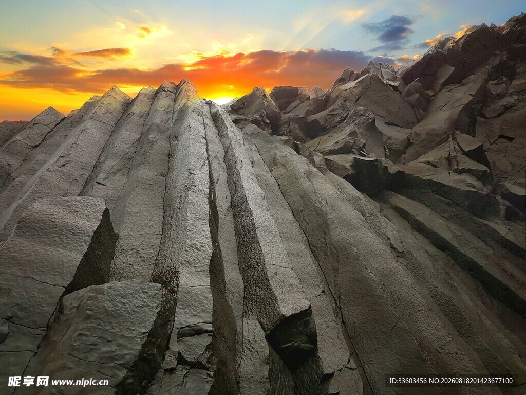 壮丽山景下的夕阳奇观