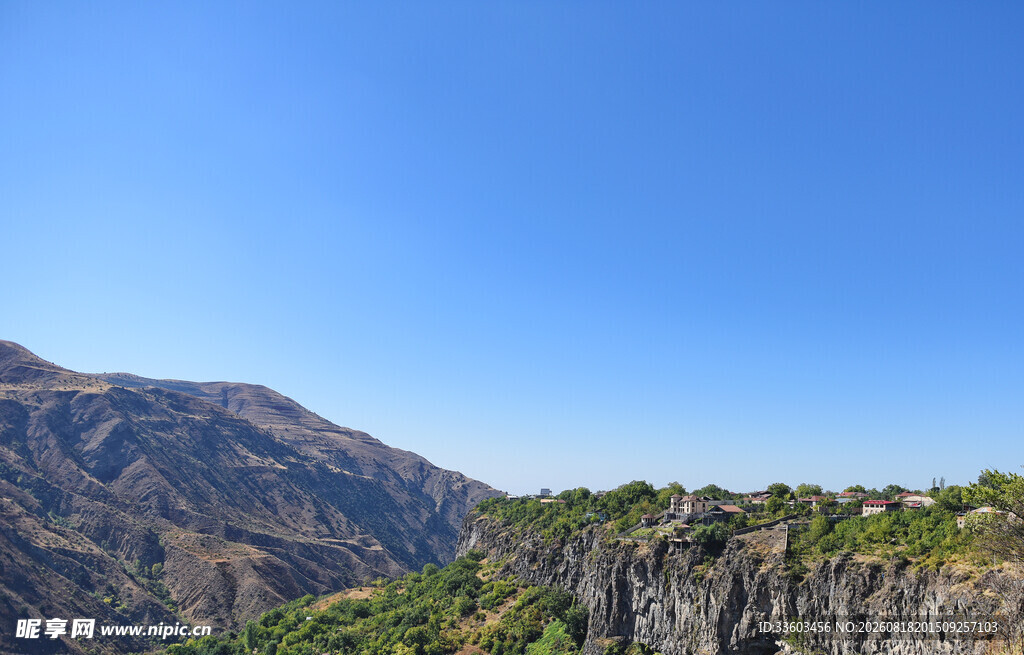 壮丽山景蓝天映衬峭壁