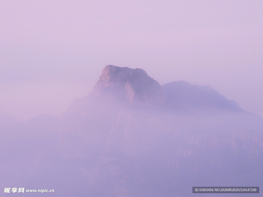 云雾中矗立的神秘山峰