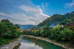山间河畔美景