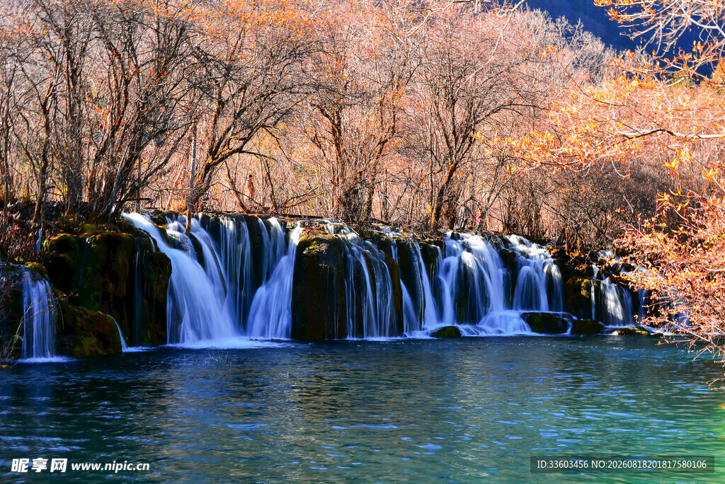 秋日瀑布下的斑斓山水景