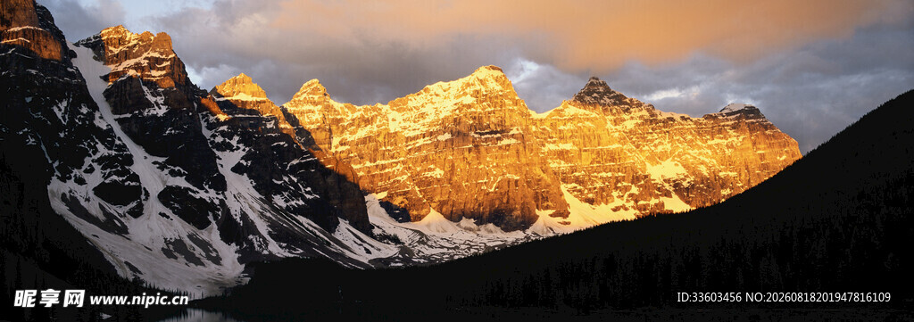 壮丽雪山日出美景