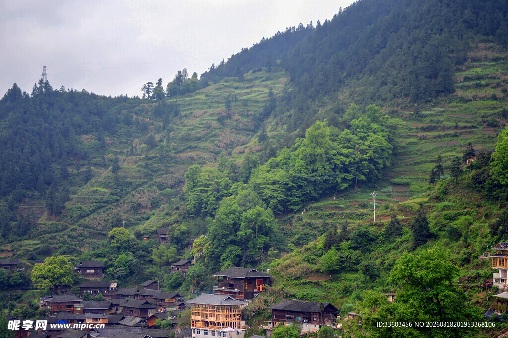 山间村落绿意环绕的美景