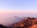 日出时分的壮丽山峦景色