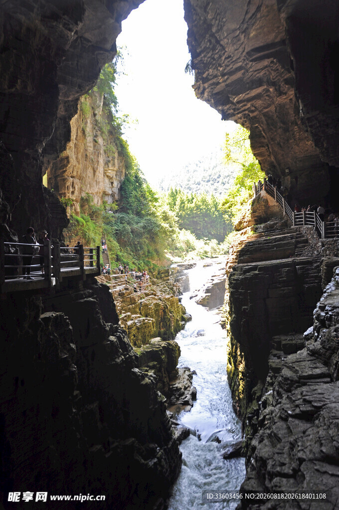 峡谷洞穴间的潺潺溪流
