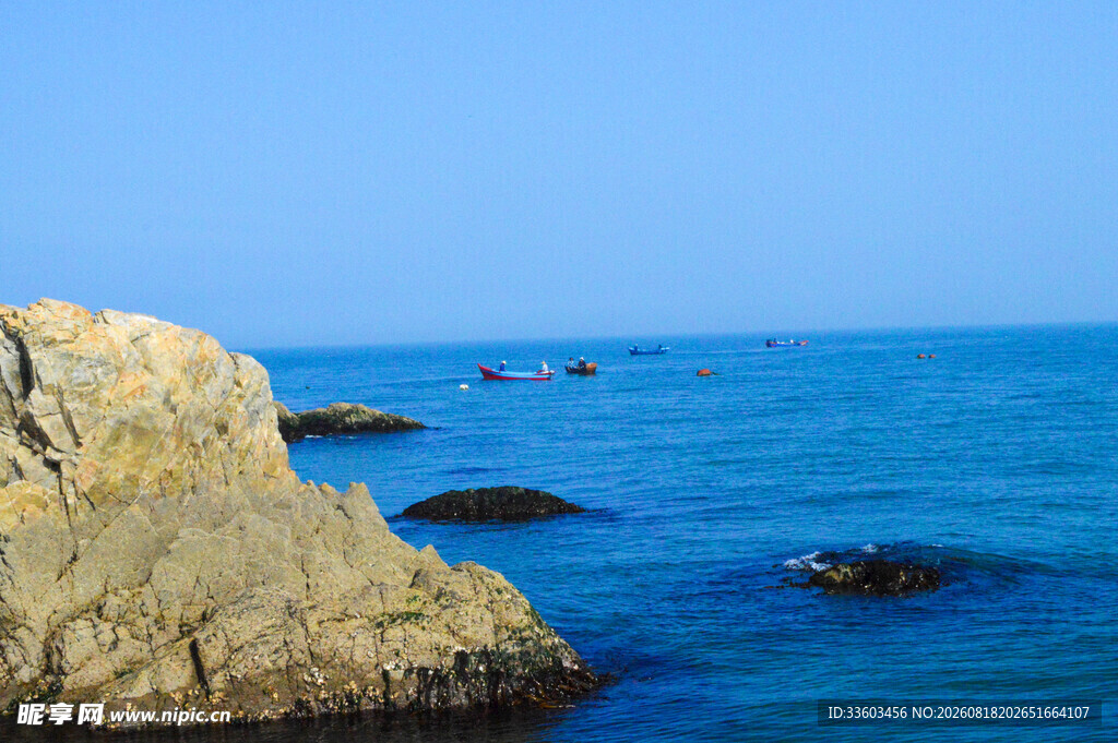 海边嶙峋岩石与湛蓝海水