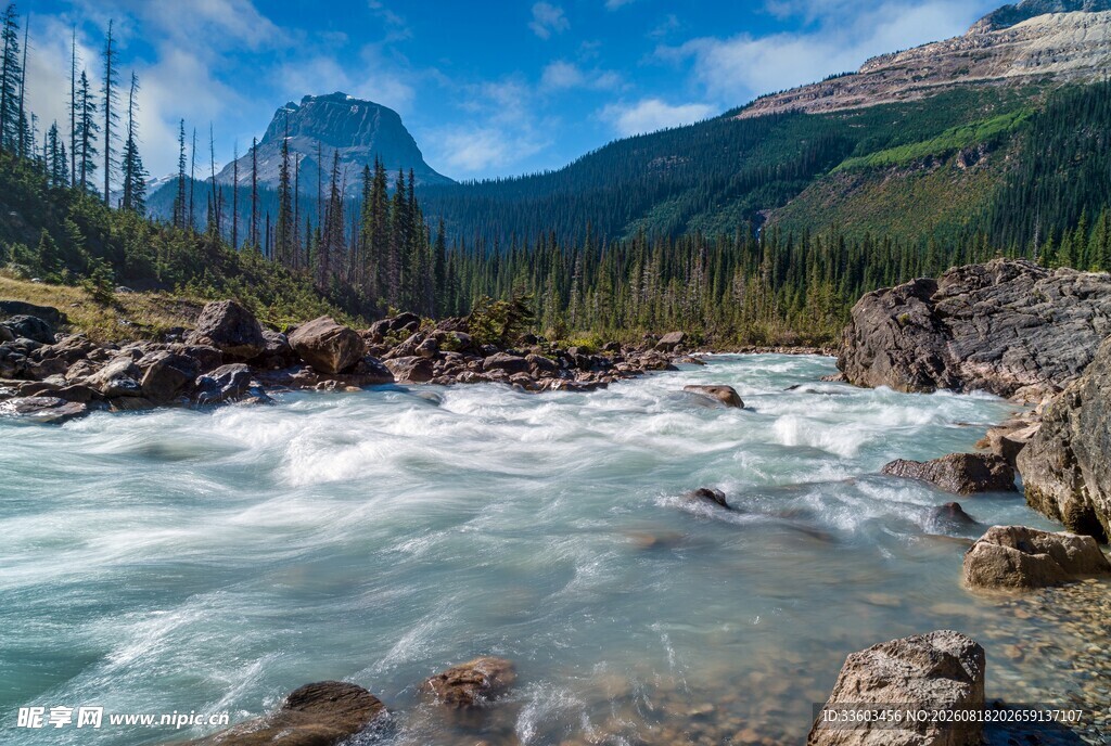 山间湍急河流与壮丽山景