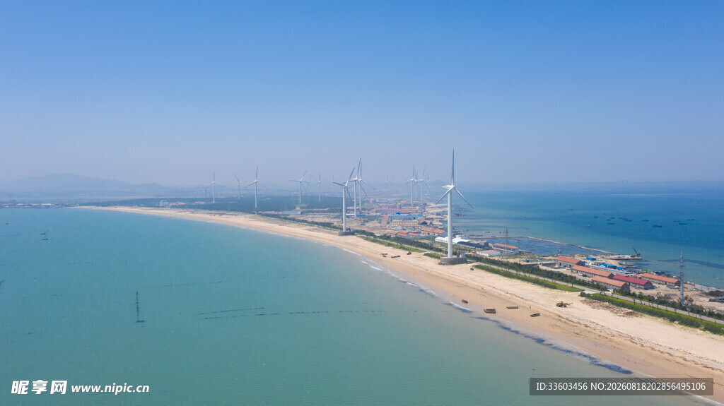 海滨风光远处风车林立