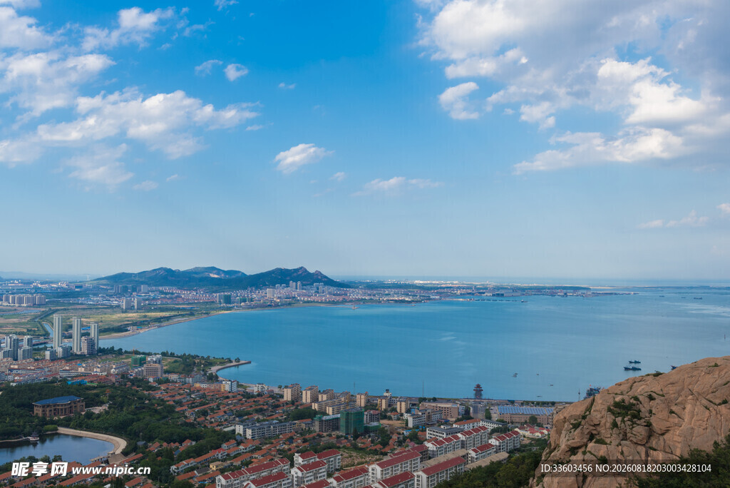 俯瞰山海相依的美丽城市
