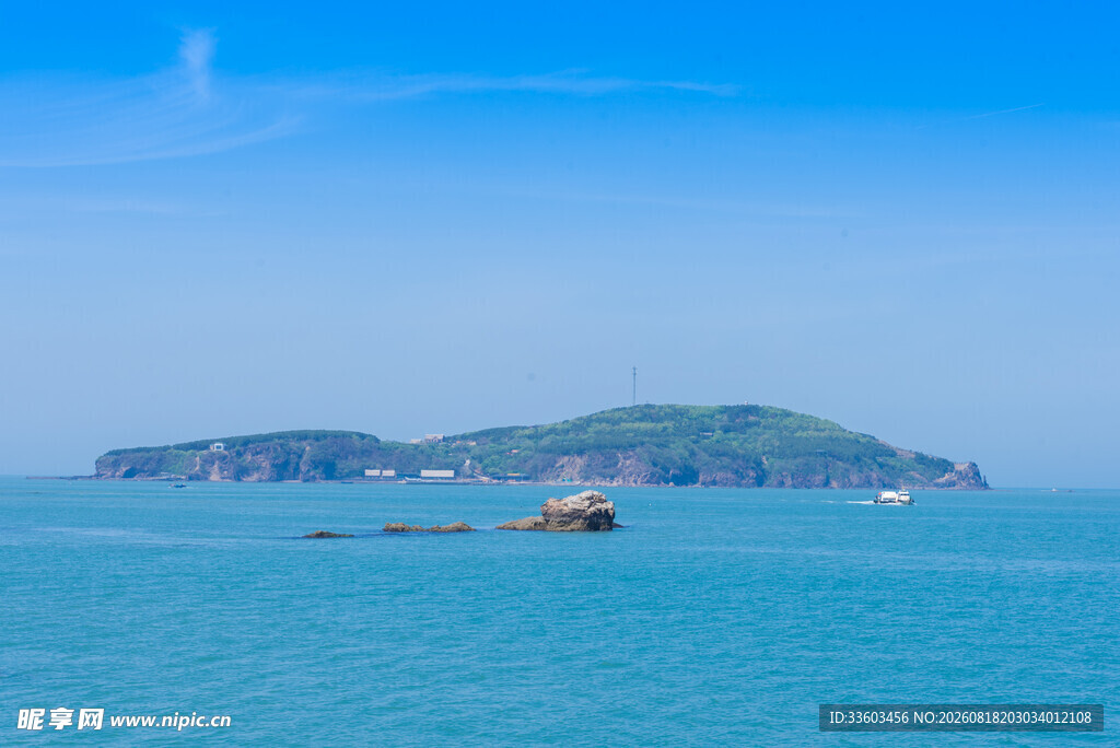 碧海蓝天中的海上小岛