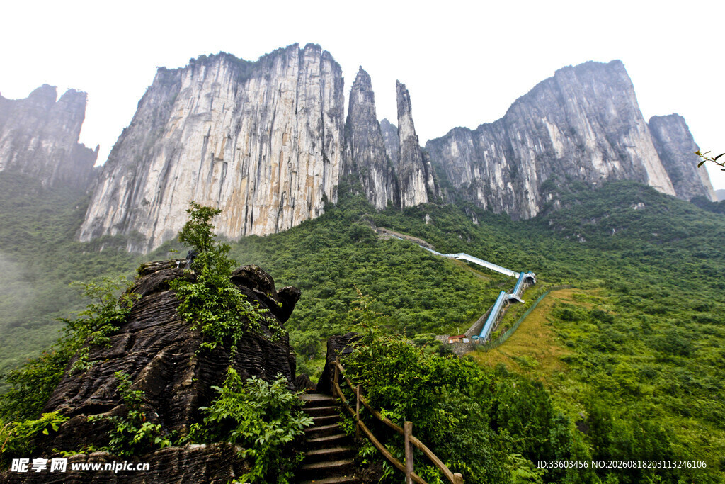 奇峰峻岭间的蜿蜒步道