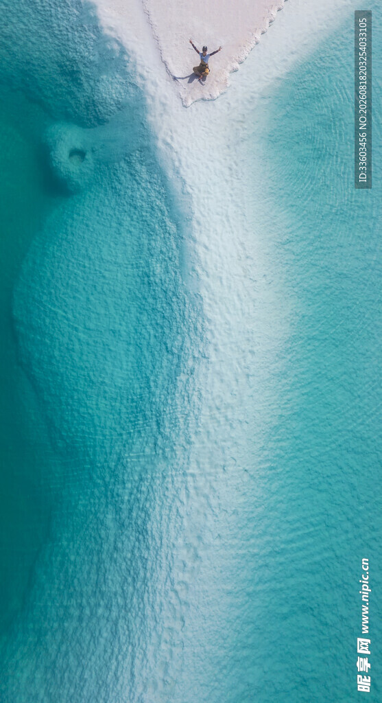 俯瞰清澈海面的冲浪者