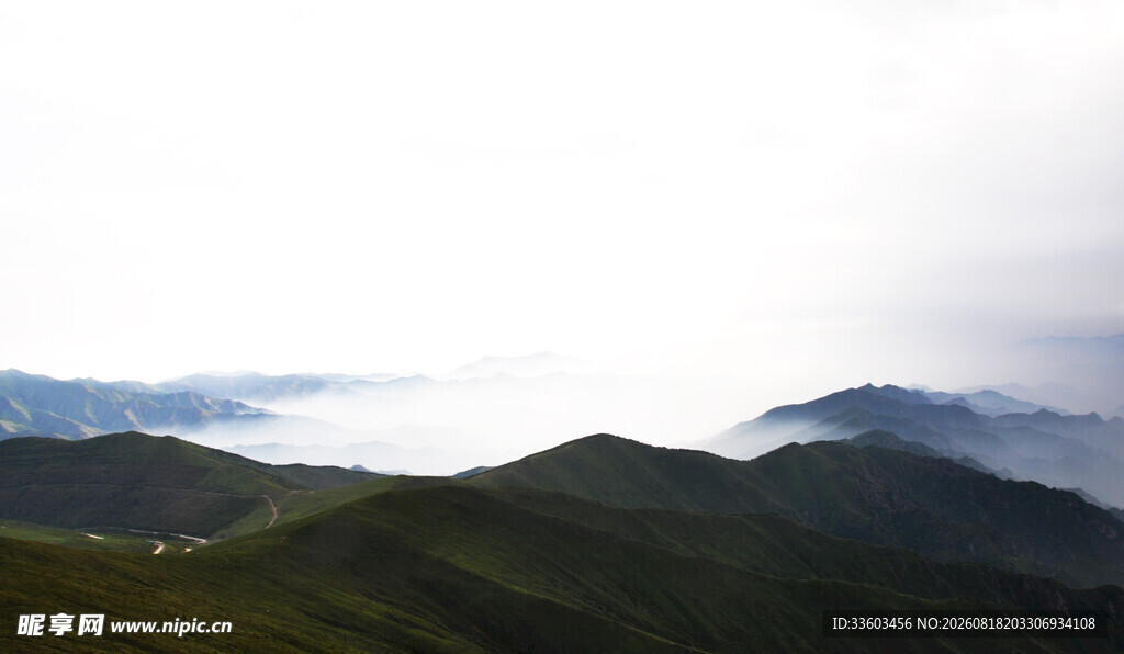 山峦云海美景