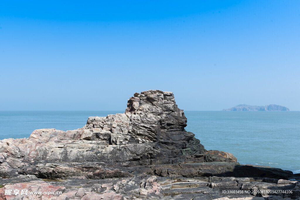 海边嶙峋礁石景观