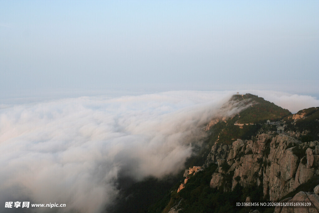 云海环绕的巍峨山峰