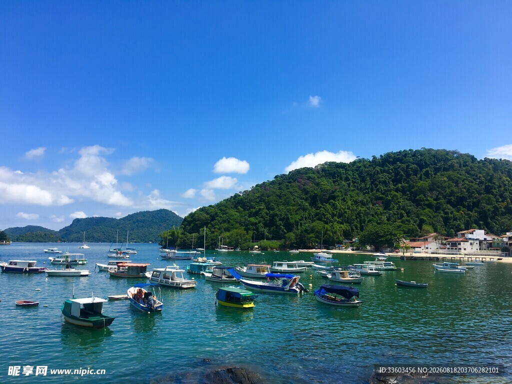 碧海蓝天下的停泊小船