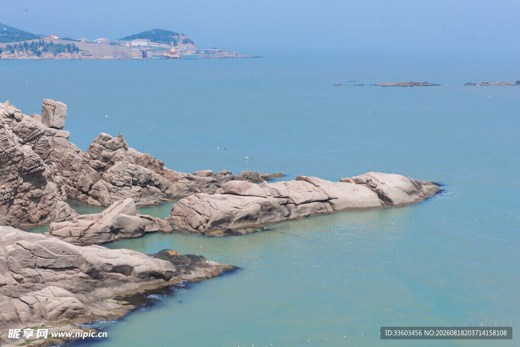 海边嶙峋礁石与碧蓝海水