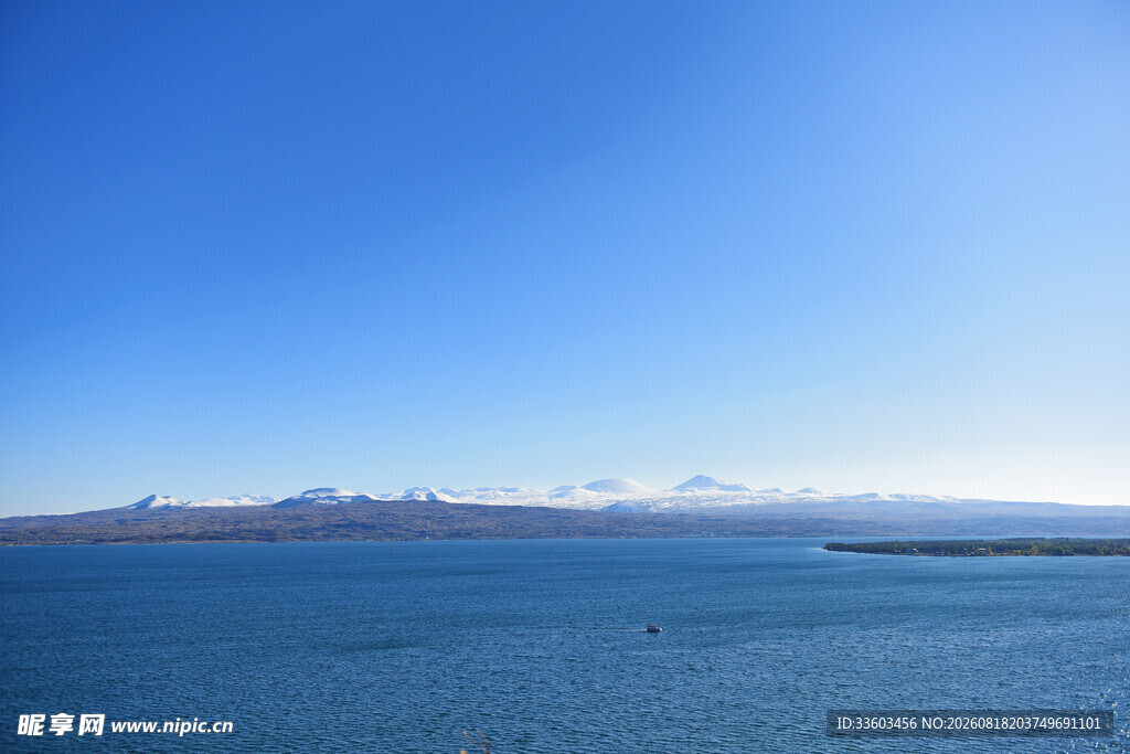 广阔海面与远处山峦景观