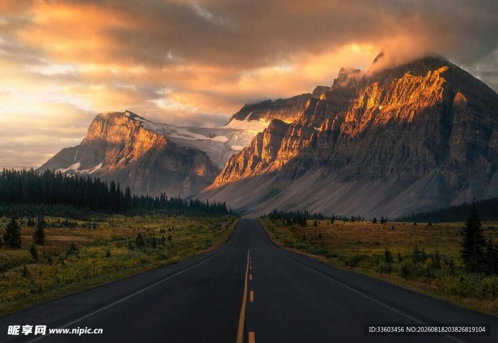 夕阳下的公路与壮丽山峦