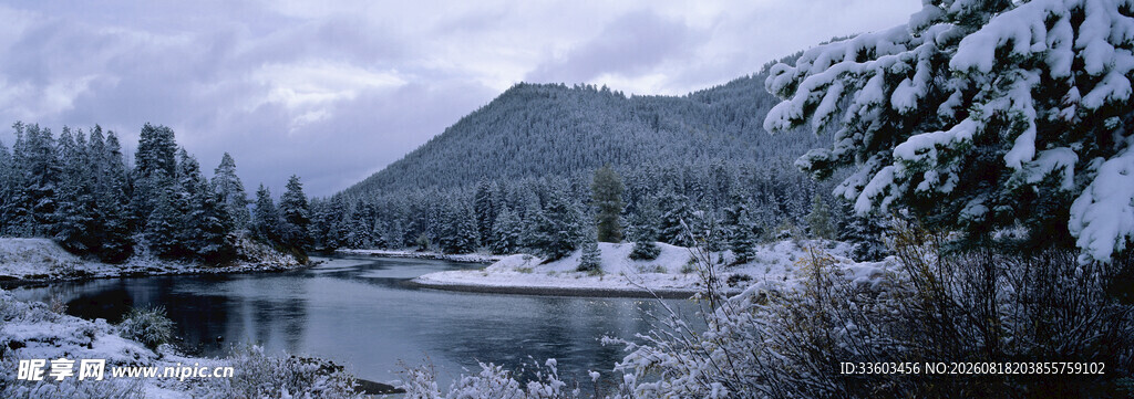 冬日雪覆山林湖畔美景
