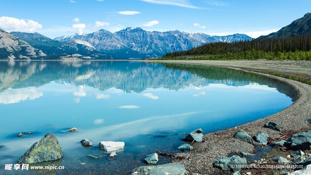 宁静湖畔的壮丽山水景观