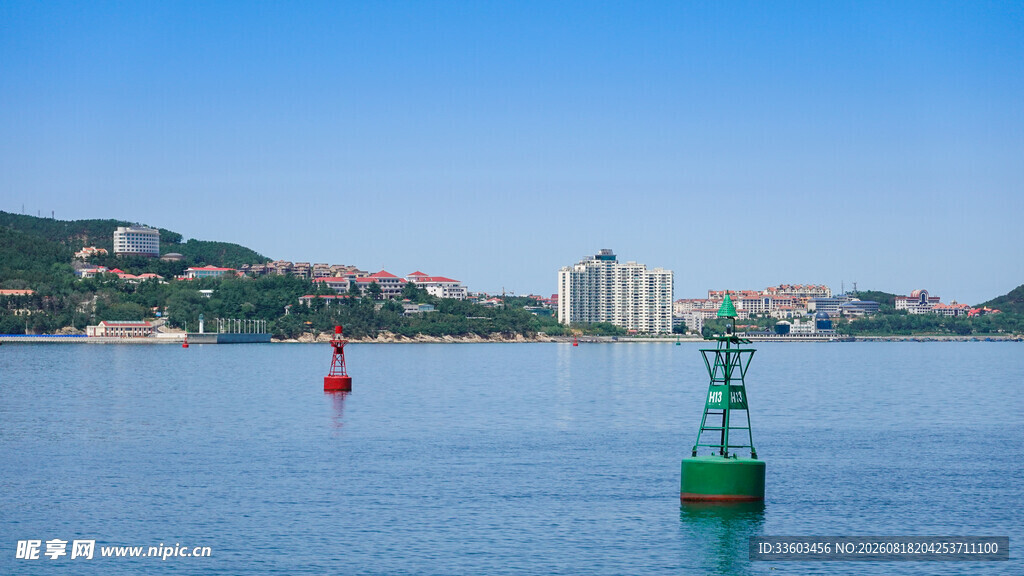海上浮标与远处城市景观