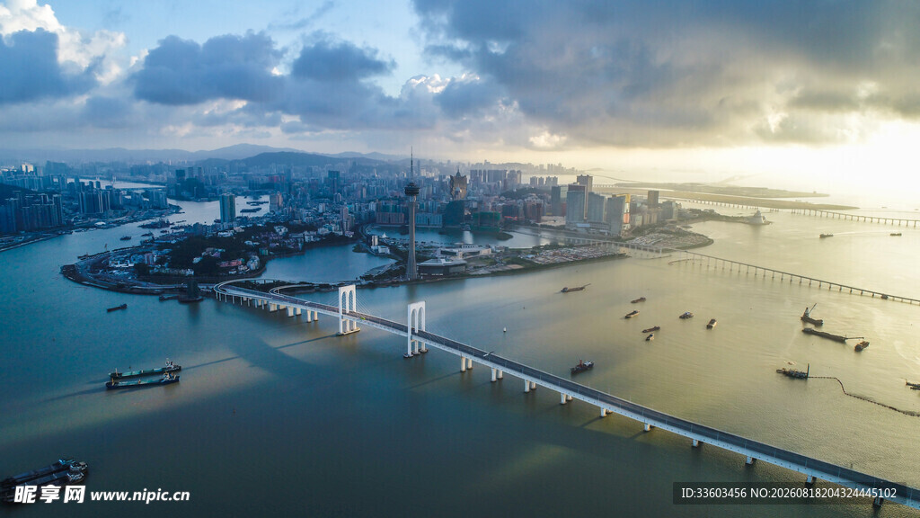 海上城市风光与跨海大桥