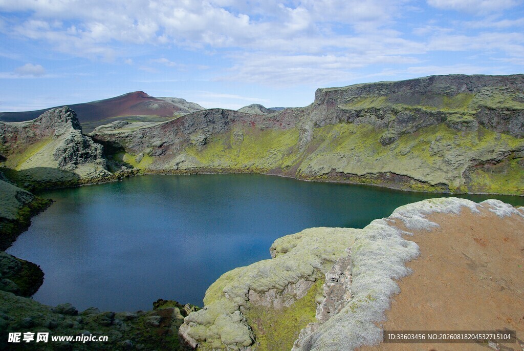 冰岛绝美火山湖景观