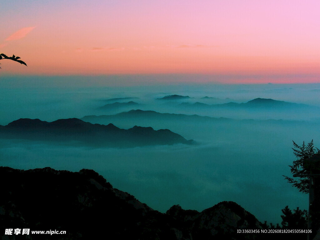 山间晨雾中的壮丽日出景观