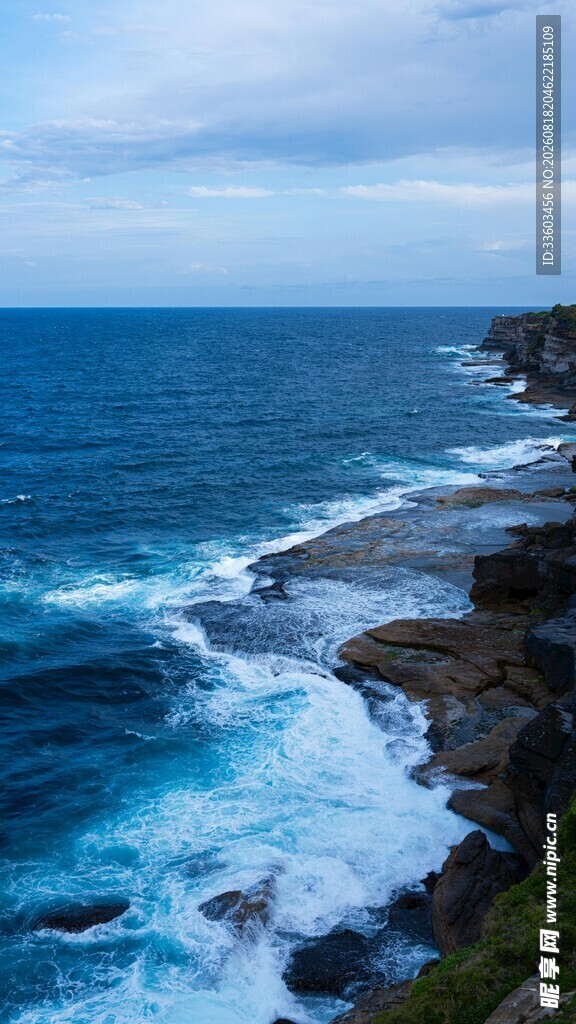 海边礁石与翻涌海浪美景