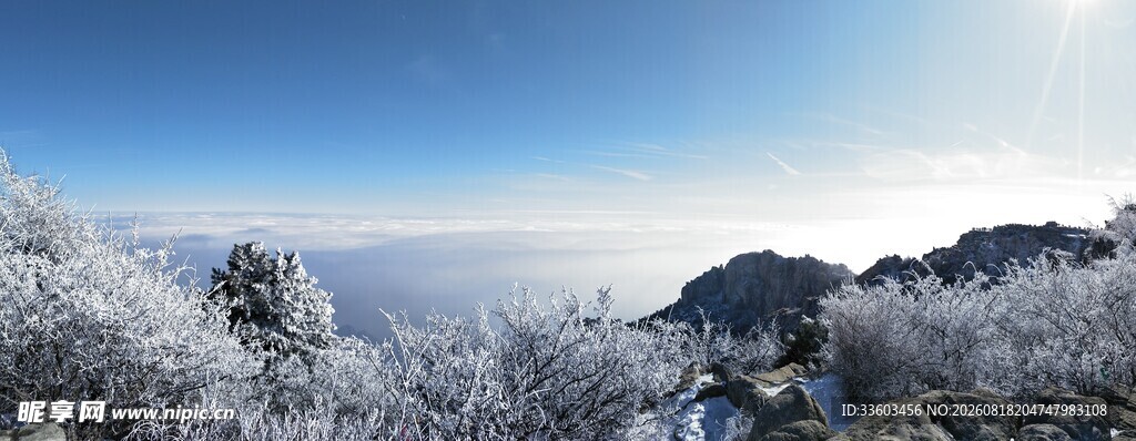 雪覆山峦的壮丽冬日景观