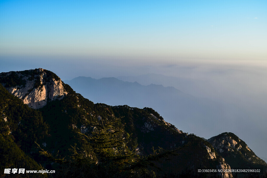 高山云海壮丽自然景观
