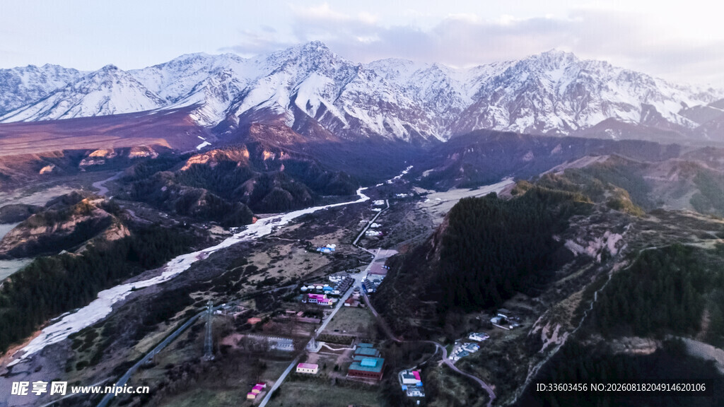 雪山下的城镇风光