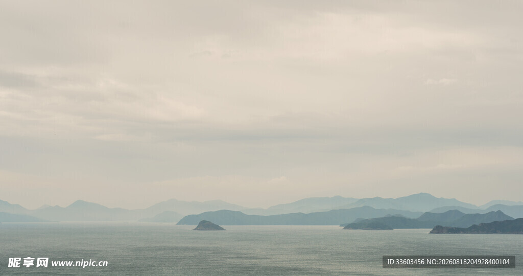 海上云雾中的朦胧岛屿